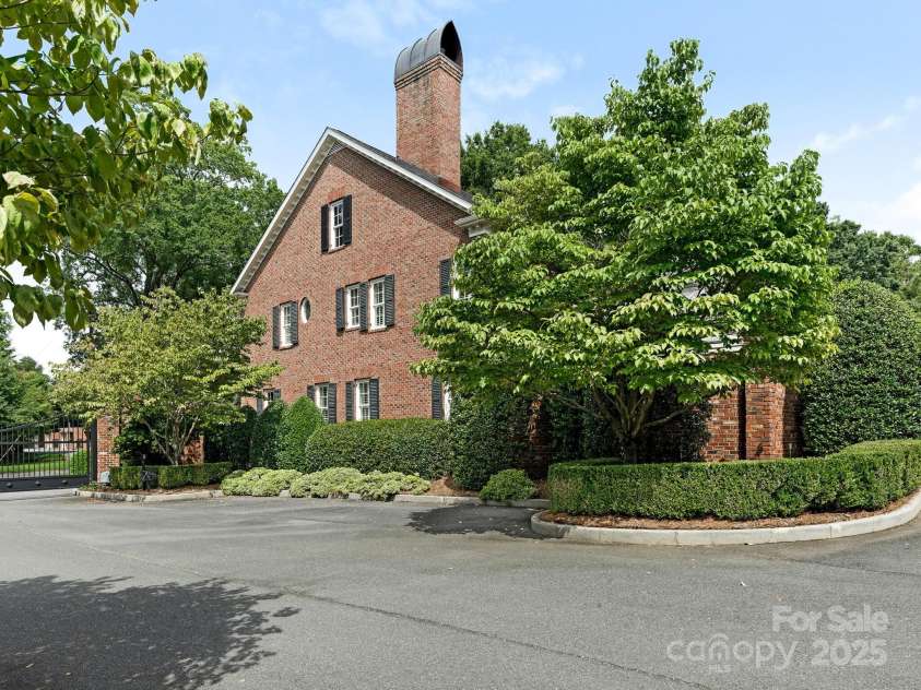 2044 Queens Road, Charlotte, NC 28207.  MLS# CAR4294070, YatesRealty ID 33887. 