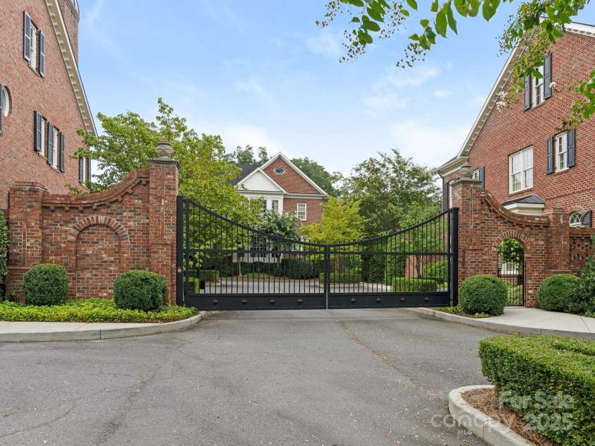 2044 Queens Road, Charlotte, NC 28207.  MLS# CAR4294070, YatesRealty ID 33887. 