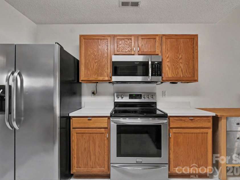 9229 Simonton Drive, Charlotte, NC 28269.  MLS# CAR4394490, YatesRealty ID 33890. 