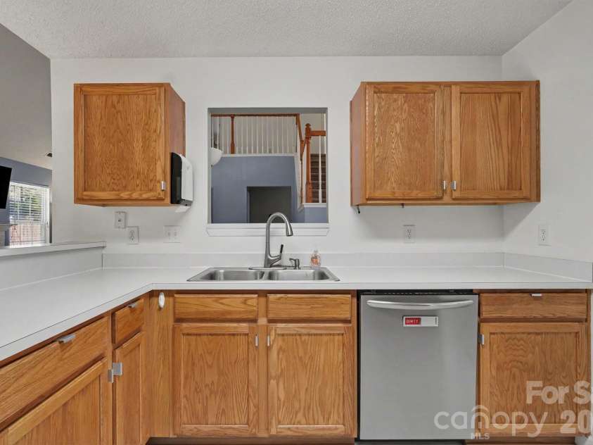 9229 Simonton Drive, Charlotte, NC 28269.  MLS# CAR4394490, YatesRealty ID 33890. 