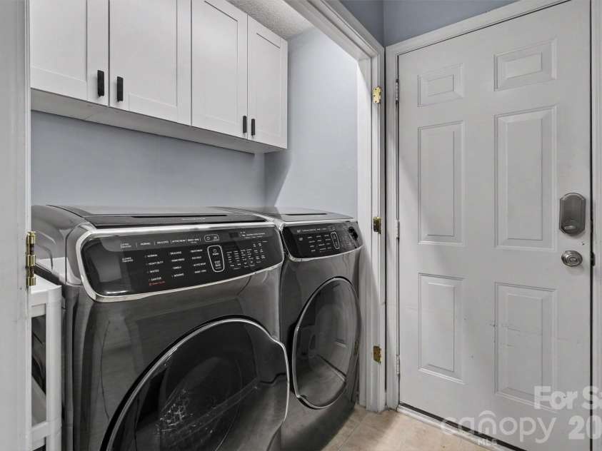 9229 Simonton Drive, Charlotte, NC 28269.  MLS# CAR4394490, YatesRealty ID 33890. 