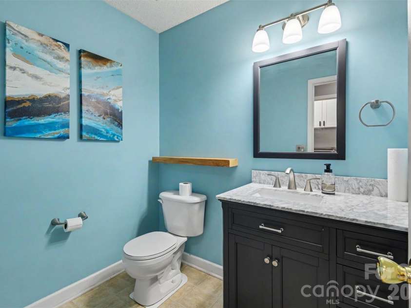 9229 Simonton Drive, Charlotte, NC 28269.  MLS# CAR4394490, YatesRealty ID 33890. Hal Bathroom