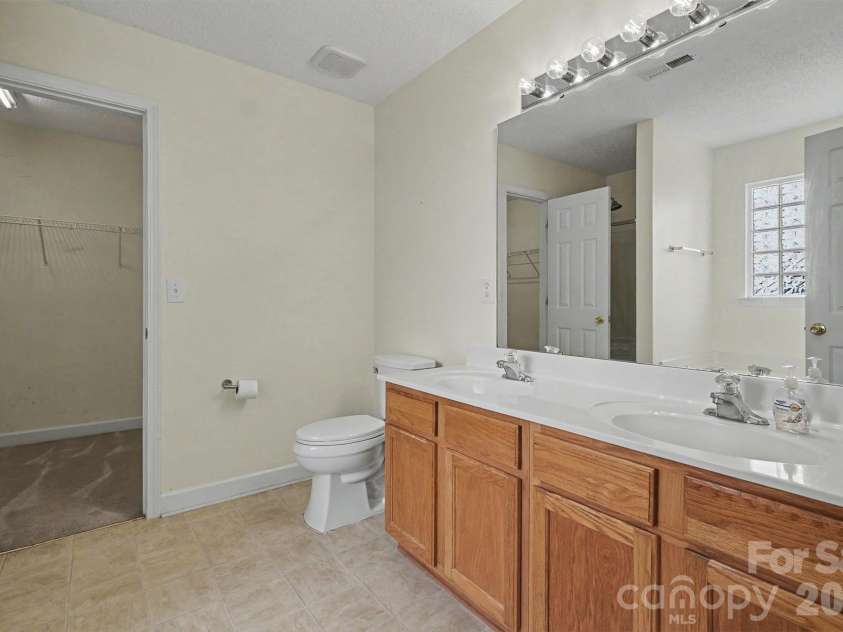 9229 Simonton Drive, Charlotte, NC 28269.  MLS# CAR4394490, YatesRealty ID 33890. Primary Bath