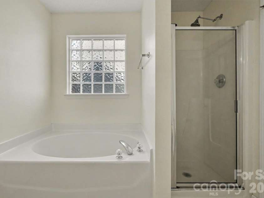 9229 Simonton Drive, Charlotte, NC 28269.  MLS# CAR4394490, YatesRealty ID 33890. Primary Bath