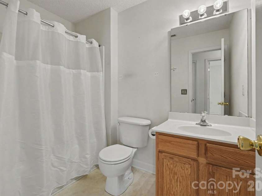 9229 Simonton Drive, Charlotte, NC 28269.  MLS# CAR4394490, YatesRealty ID 33890. Secondary Bathroom