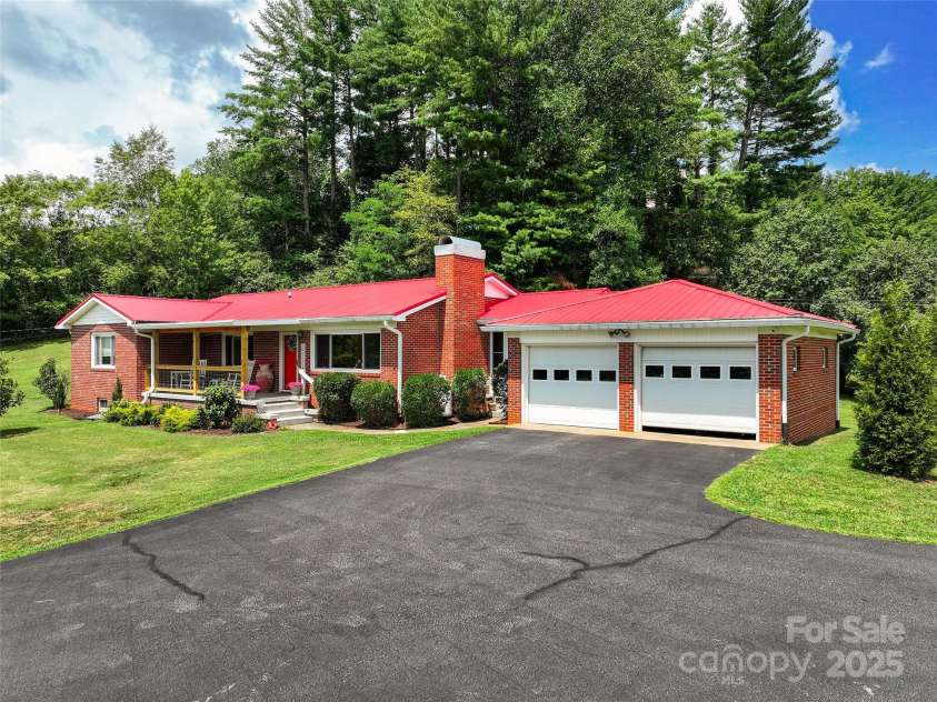 983 Lee Road, Clyde, NC 28721.  MLS# CAR4288440, YatesRealty ID 33890. 