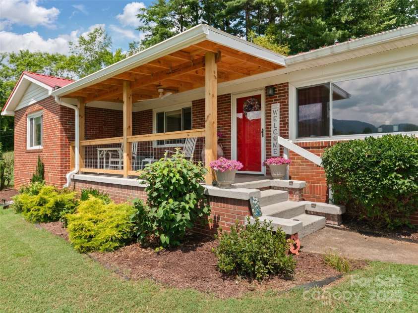 983 Lee Road, Clyde, NC 28721.  MLS# CAR4288440, YatesRealty ID 33890. 