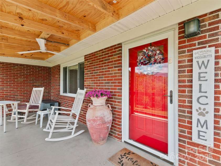 983 Lee Road, Clyde, NC 28721.  MLS# CAR4288440, YatesRealty ID 33890. 