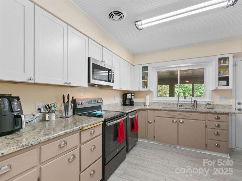 983 Lee Road, Clyde, NC 28721.  MLS# CAR4288440, YatesRealty ID 33890. 