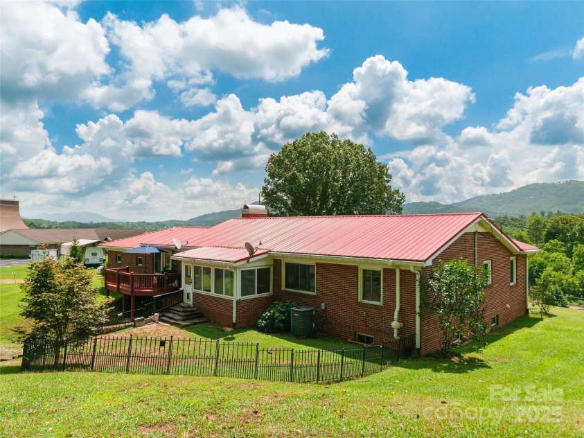 983 Lee Road, Clyde, NC 28721.  MLS# CAR4288440, YatesRealty ID 33890. 