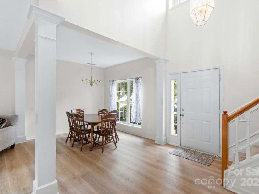 11320 Wagonford Lane, Charlotte, NC 28273.  MLS# CAR4292015, YatesRealty ID 33891. 2 story Entry - open floor plan - dining / great room