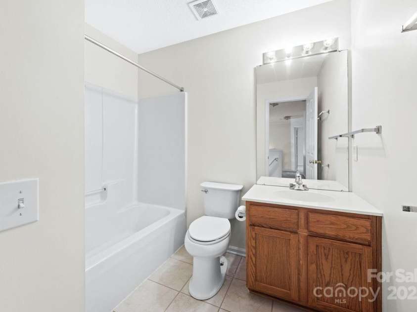11320 Wagonford Lane, Charlotte, NC 28273.  MLS# CAR4292015, YatesRealty ID 33891. Full Bath