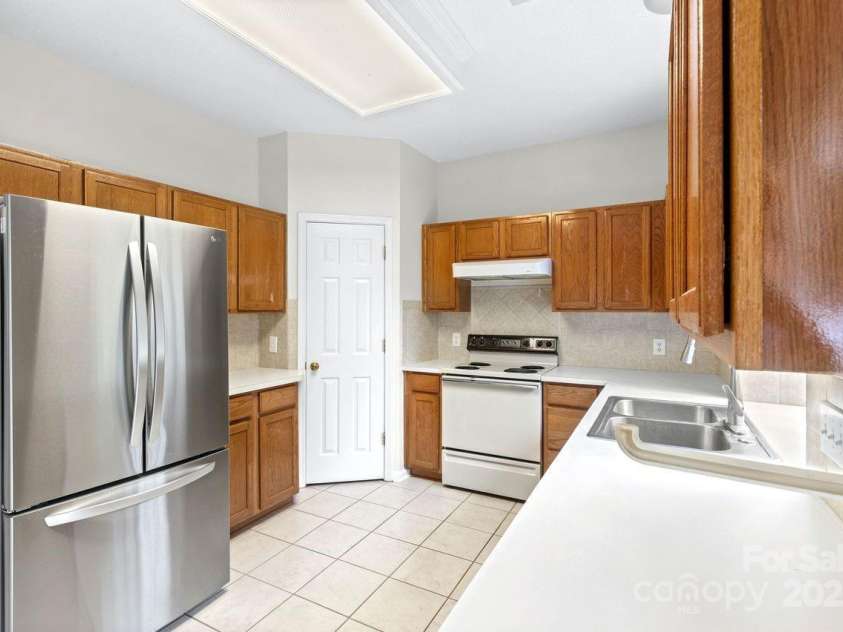 11320 Wagonford Lane, Charlotte, NC 28273.  MLS# CAR4292015, YatesRealty ID 33891. Kitchen
