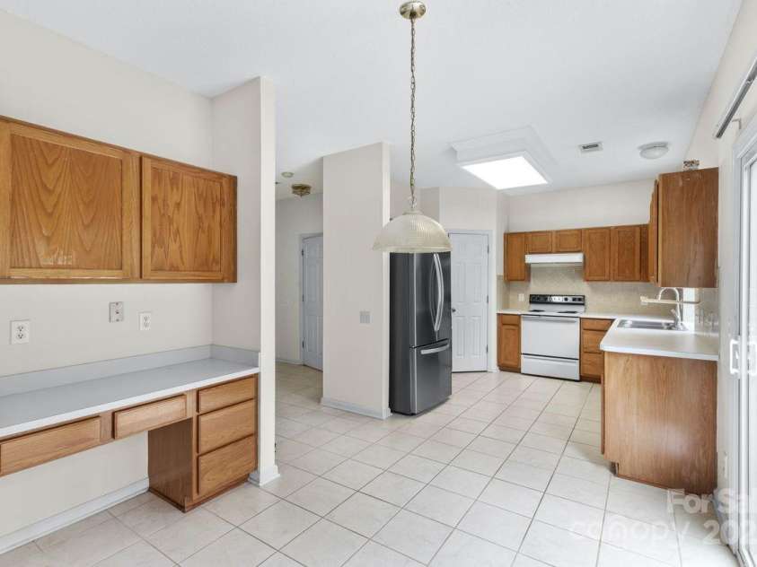 11320 Wagonford Lane, Charlotte, NC 28273.  MLS# CAR4292015, YatesRealty ID 33891. Kitchen eating area