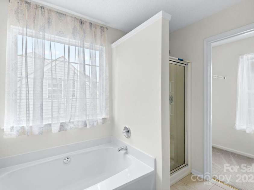 11320 Wagonford Lane, Charlotte, NC 28273.  MLS# CAR4292015, YatesRealty ID 33891. Primary bath