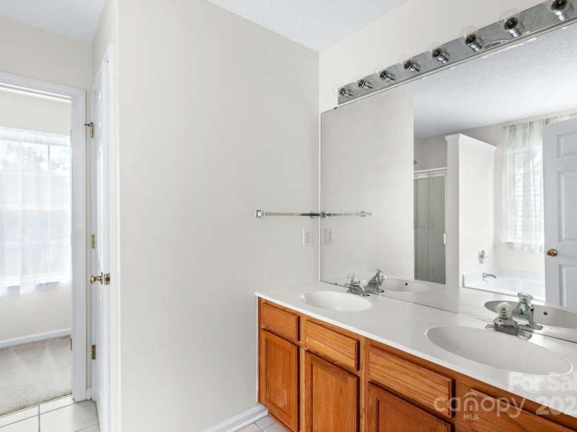 11320 Wagonford Lane, Charlotte, NC 28273.  MLS# CAR4292015, YatesRealty ID 33891. Primary bath/double sinks