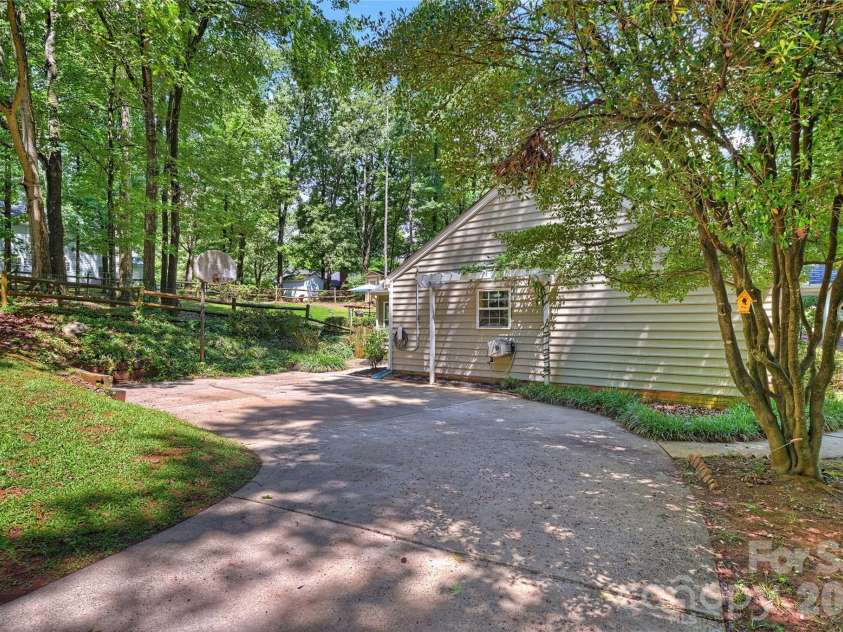 605 Silversmith Lane, Charlotte, NC 28270.  MLS# CAR4396489, YatesRealty ID 33891. 
