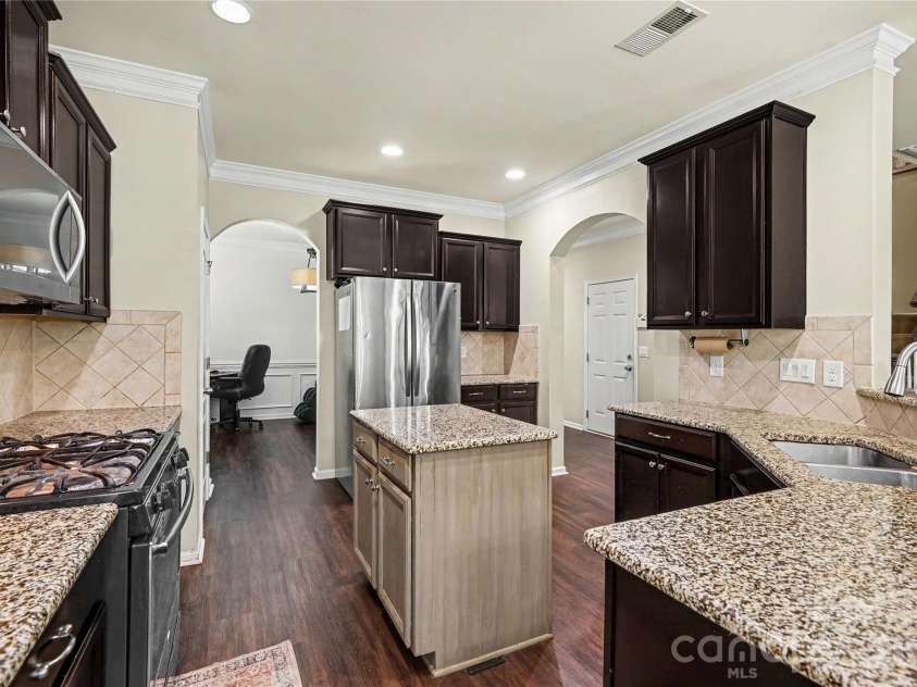 9530 Reid Hall Lane, Matthews, NC 28105.  MLS# CAR4391240, YatesRealty ID 33893. 