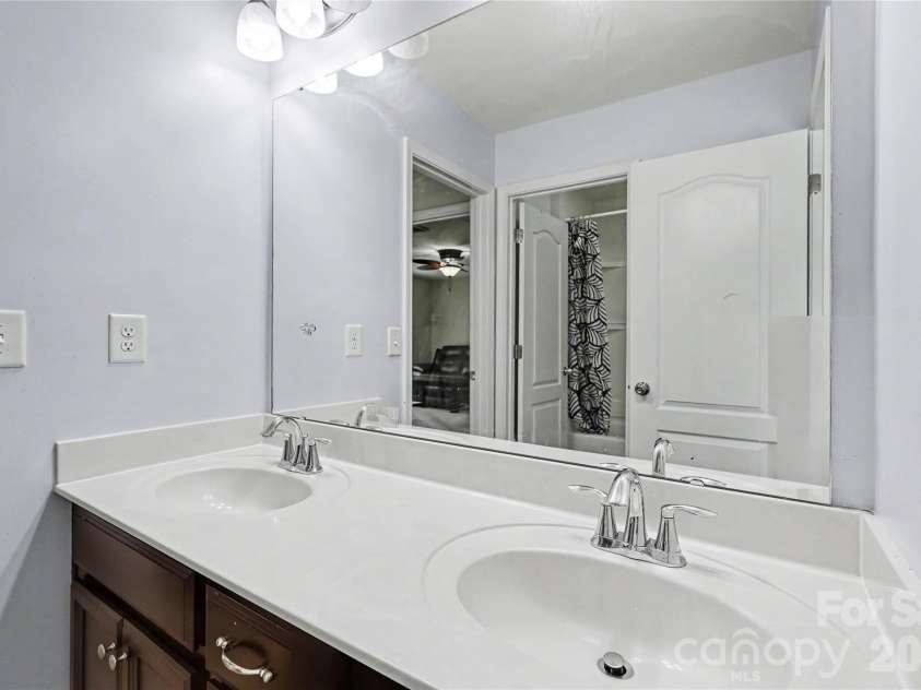 9530 Reid Hall Lane, Matthews, NC 28105.  MLS# CAR4391240, YatesRealty ID 33893. 
