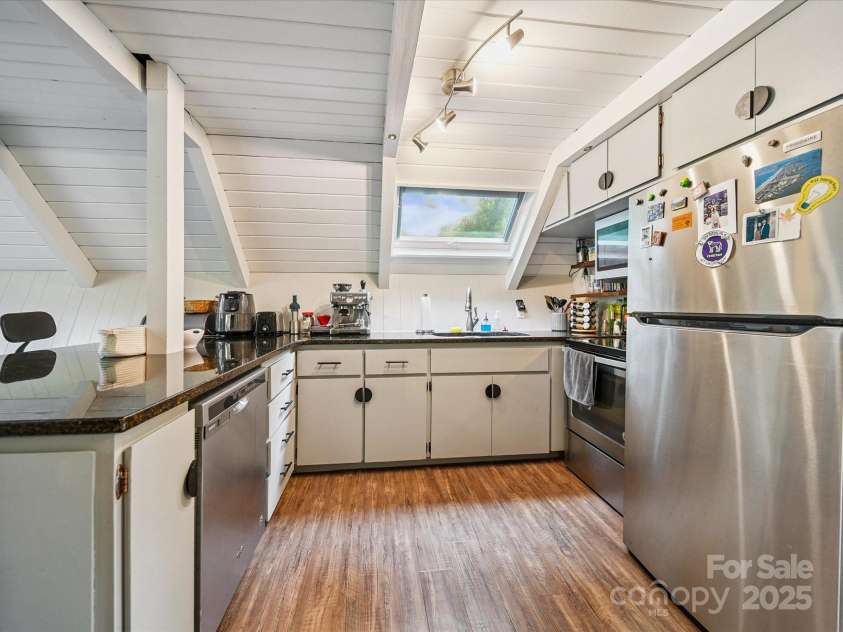 13831 Woody Point Road, Charlotte, NC 28278.  MLS# CAR4283409, YatesRealty ID 33894. Kitchen