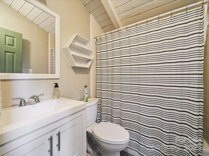 13831 Woody Point Road, Charlotte, NC 28278.  MLS# CAR4283409, YatesRealty ID 33894. Upper bath