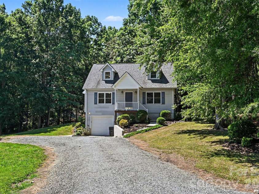 9624 Forest Drive, Charlotte, NC 28216.  MLS# CAR4392664, YatesRealty ID 33894. 