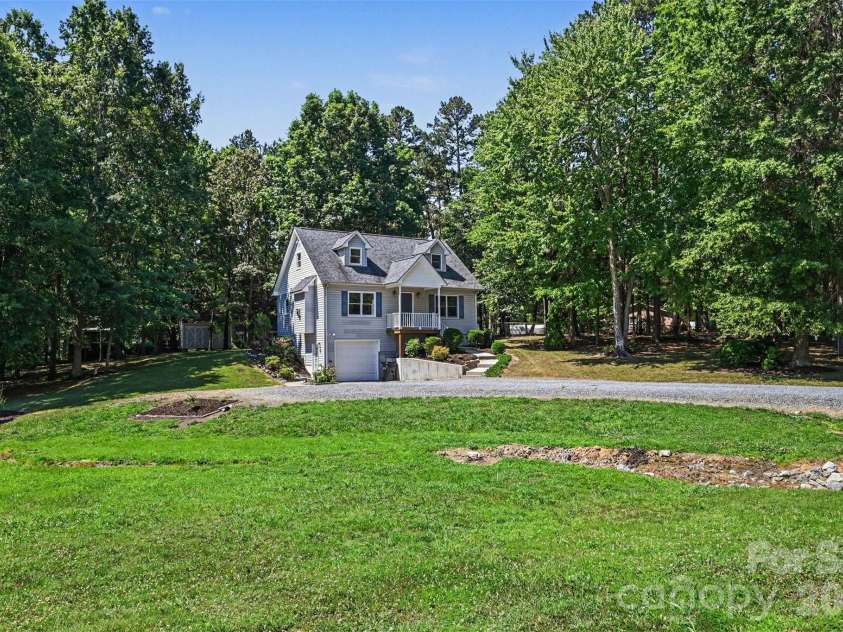 9624 Forest Drive, Charlotte, NC 28216.  MLS# CAR4392664, YatesRealty ID 33894. 