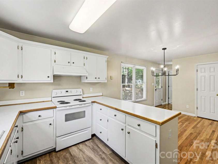 9624 Forest Drive, Charlotte, NC 28216.  MLS# CAR4392664, YatesRealty ID 33894. 