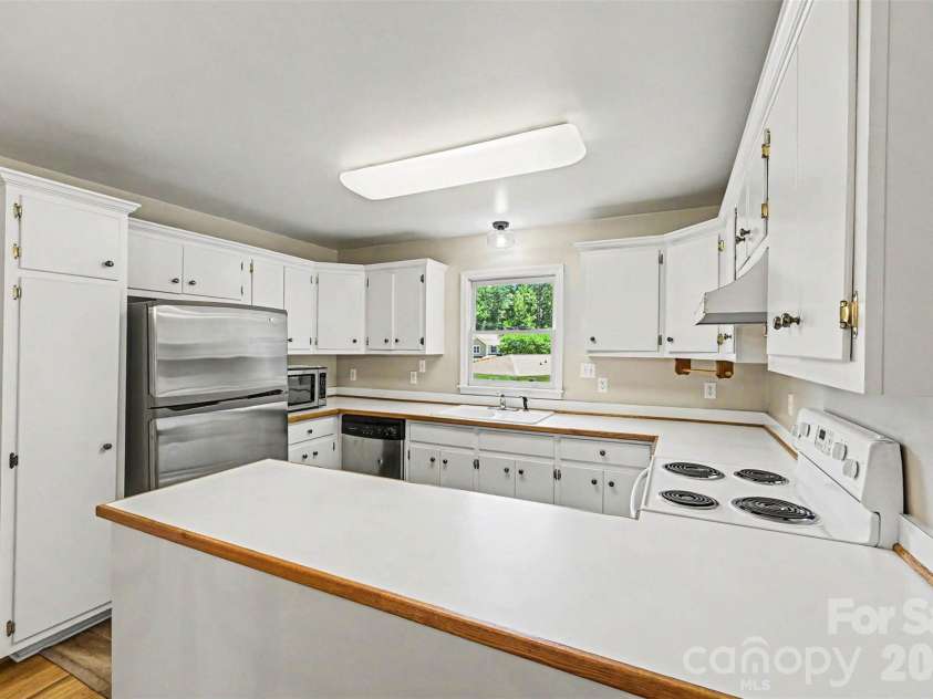 9624 Forest Drive, Charlotte, NC 28216.  MLS# CAR4392664, YatesRealty ID 33894. 