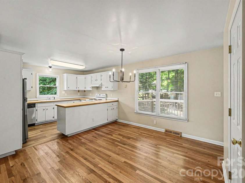 9624 Forest Drive, Charlotte, NC 28216.  MLS# CAR4392664, YatesRealty ID 33894. 