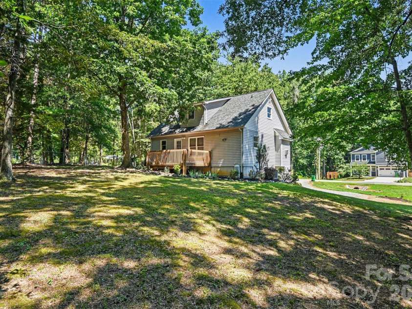 9624 Forest Drive, Charlotte, NC 28216.  MLS# CAR4392664, YatesRealty ID 33894. 