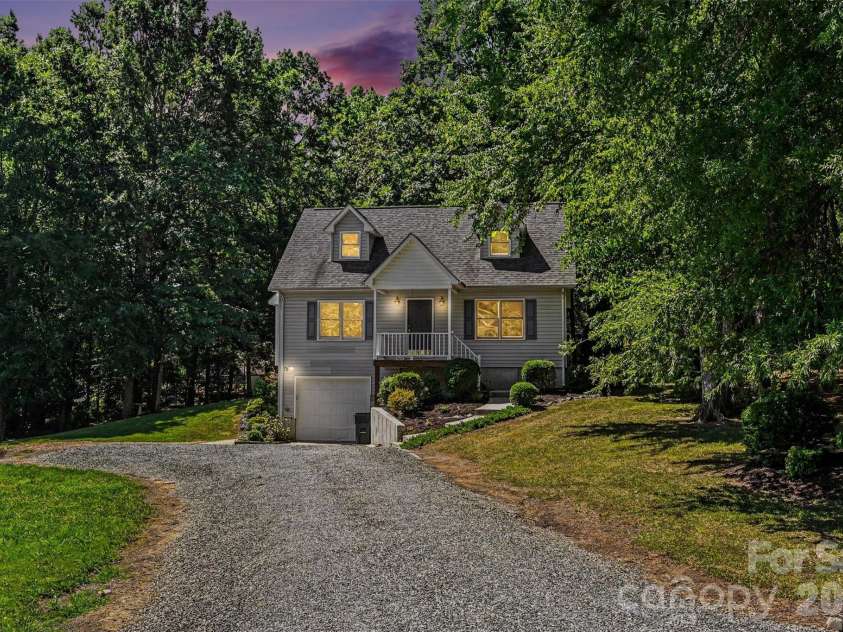 9624 Forest Drive, Charlotte, NC 28216.  MLS# CAR4392664, YatesRealty ID 33894. 