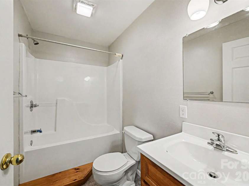 9624 Forest Drive, Charlotte, NC 28216.  MLS# CAR4392664, YatesRealty ID 33894. Basement Full Bath