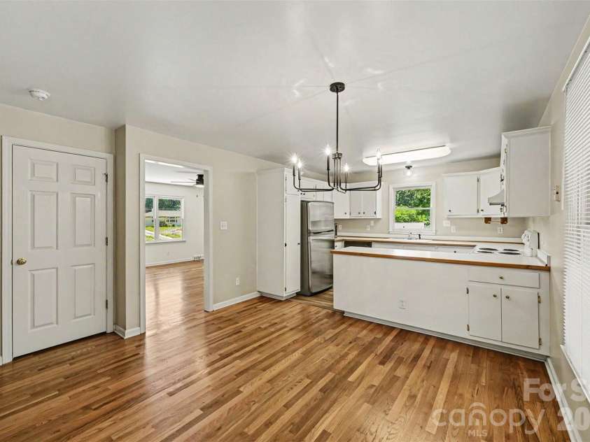 9624 Forest Drive, Charlotte, NC 28216.  MLS# CAR4392664, YatesRealty ID 33894. Kitchen & Dining Area