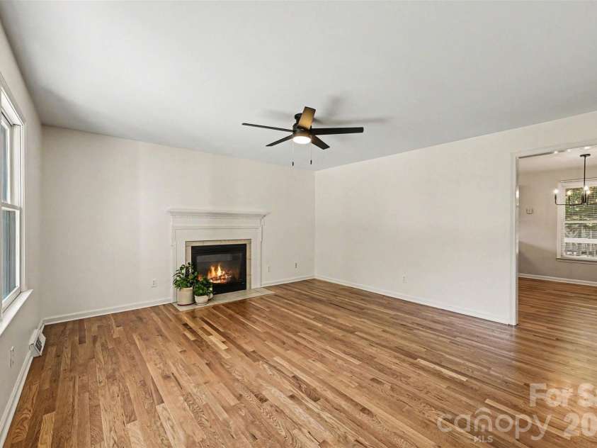 9624 Forest Drive, Charlotte, NC 28216.  MLS# CAR4392664, YatesRealty ID 33894. Living Room