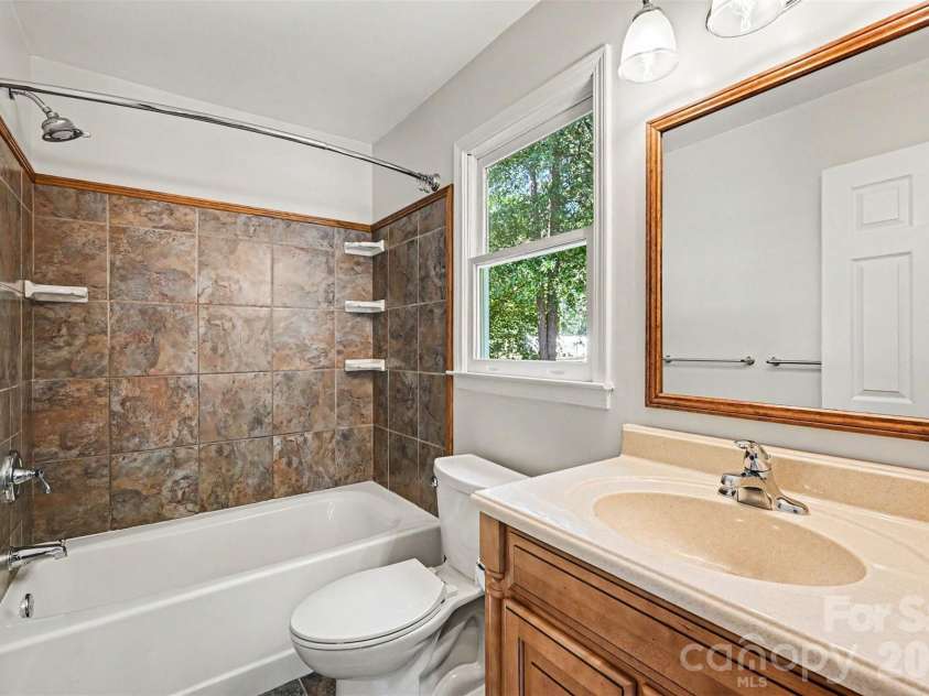 9624 Forest Drive, Charlotte, NC 28216.  MLS# CAR4392664, YatesRealty ID 33894. Primary Bath