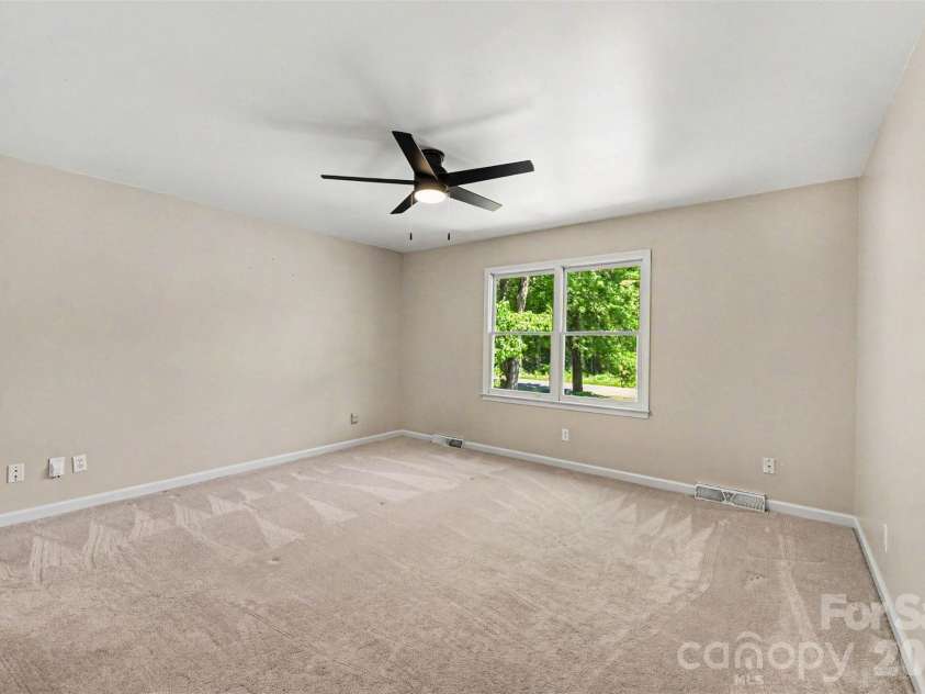 9624 Forest Drive, Charlotte, NC 28216.  MLS# CAR4392664, YatesRealty ID 33894. Primary Suite