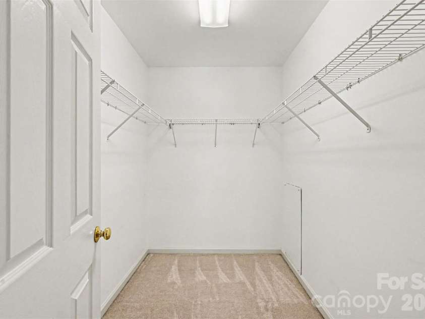 9624 Forest Drive, Charlotte, NC 28216.  MLS# CAR4392664, YatesRealty ID 33894. Primary Walk In Closet