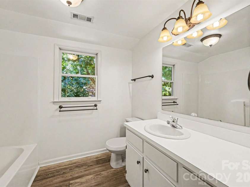 9624 Forest Drive, Charlotte, NC 28216.  MLS# CAR4392664, YatesRealty ID 33894. Upstairs Full Bath