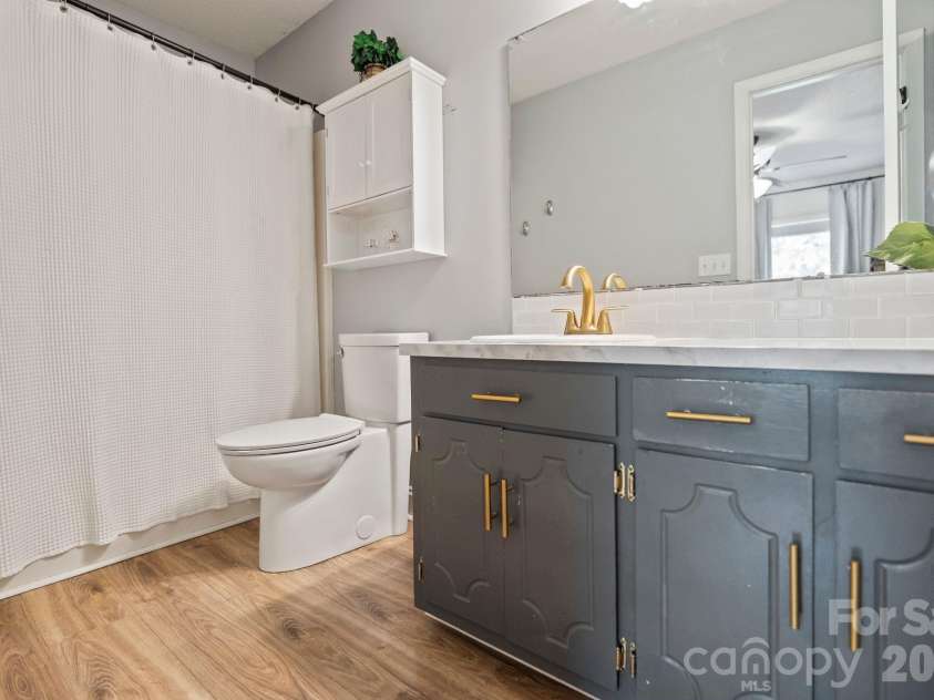 6168 King Wilkinson Road, Denver, NC 28037.  MLS# CAR4395555, YatesRealty ID 33896. Private primary bathroom