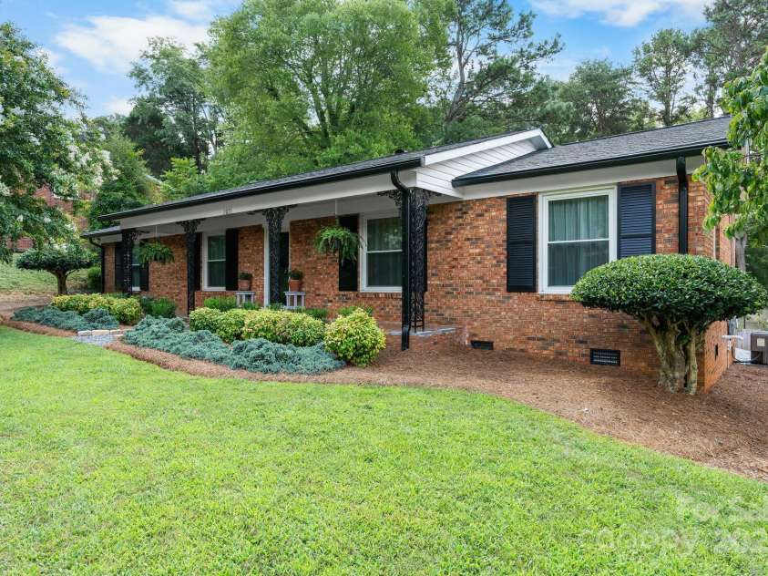 1071 12th Avenue, Hickory, NC 28601.  MLS# CAR4285416, YatesRealty ID 33898. 