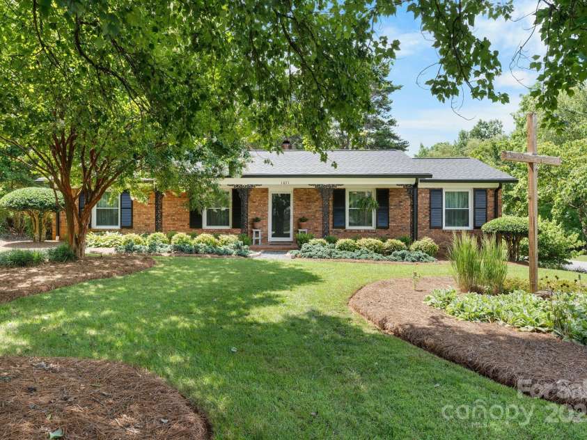 1071 12th Avenue, Hickory, NC 28601.  MLS# CAR4285416, YatesRealty ID 33898. 