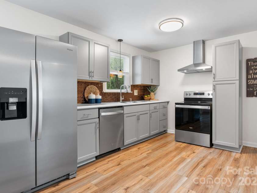 1071 12th Avenue, Hickory, NC 28601.  MLS# CAR4285416, YatesRealty ID 33898. 