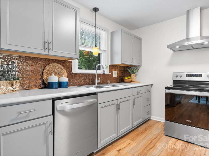 1071 12th Avenue, Hickory, NC 28601.  MLS# CAR4285416, YatesRealty ID 33898. 