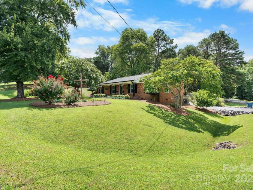 1071 12th Avenue, Hickory, NC 28601.  MLS# CAR4285416, YatesRealty ID 33898. 