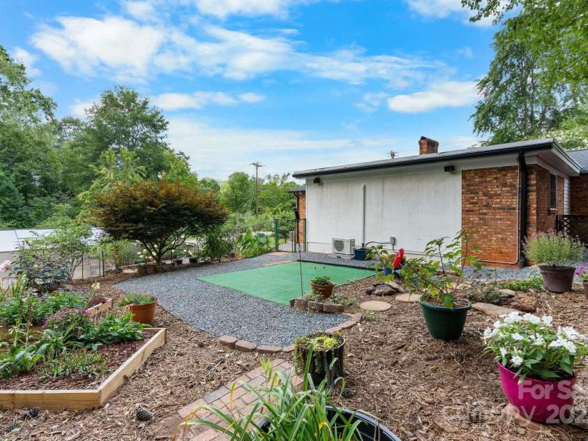 1071 12th Avenue, Hickory, NC 28601.  MLS# CAR4285416, YatesRealty ID 33898. 