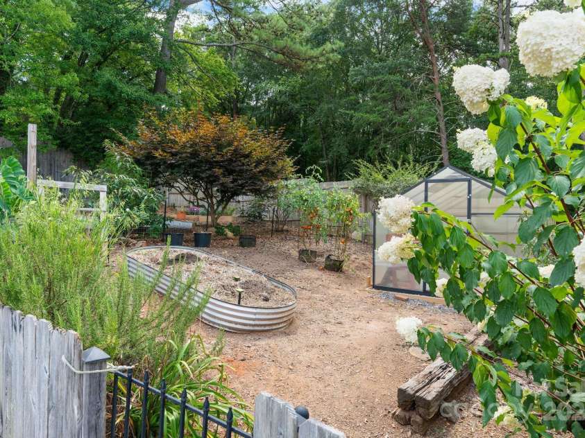 1071 12th Avenue, Hickory, NC 28601.  MLS# CAR4285416, YatesRealty ID 33898. 