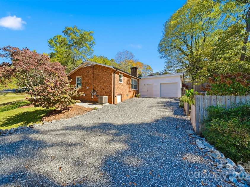 1071 12th Avenue, Hickory, NC 28601.  MLS# CAR4285416, YatesRealty ID 33898. 