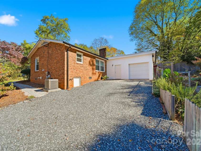 1071 12th Avenue, Hickory, NC 28601.  MLS# CAR4285416, YatesRealty ID 33898. 