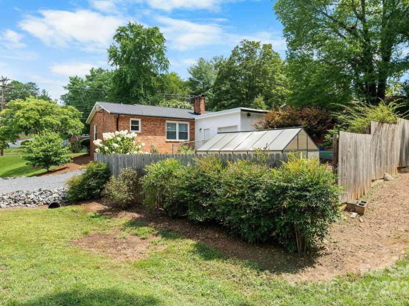 1071 12th Avenue, Hickory, NC 28601.  MLS# CAR4285416, YatesRealty ID 33898. 